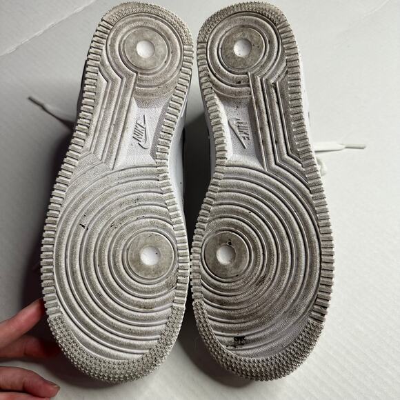 Y6 W7.5 Nike Air Force 1 Low Triple White Classic Clean Sneaker Icon Streetwear - Picture 4 of 9